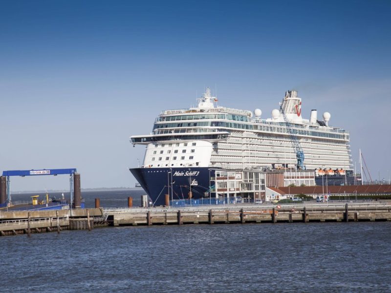 Kreuzfahrt: Mein Schiff 3 von Wellen erfasst