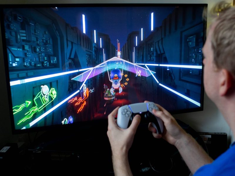 Bürgergeld-Empfänger Marcel kauft sich eine Playstation-Karte. Ein finanzieller Fehler (Symbolbild).