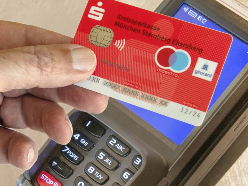 Die Welt der Betrugsmaschen: Hinterlistige Tricks, dubiose Angebote und wie man sich schützen kann. Vor allem Sparkassenkunden sollten vorsichtig sein!