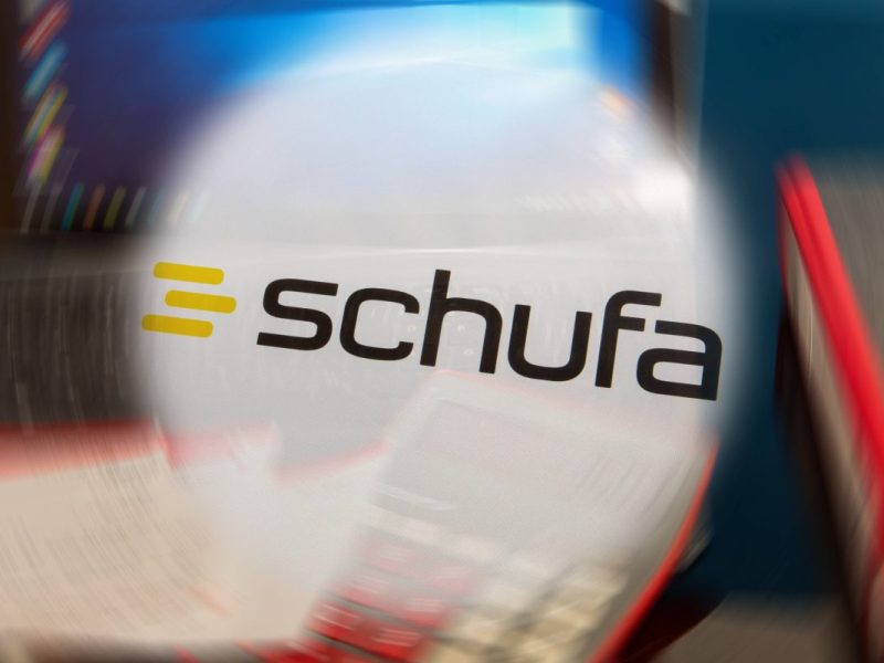 Mit Werbung wird einem immer wieder vorgeschlagen, man könne 5.000 Euro wegen eines Schufa-Eintrags von Mobilfunkanbietern erstreiten. Was ist dran?