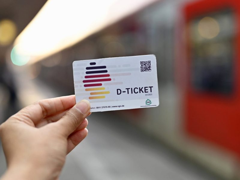 Mit dem Deutschlandticket sollen Menschen günstiger mit Nah- und Fernverkehr reisen können. Für Menschen mit weniger Geld ist aber auch das zu teuer.