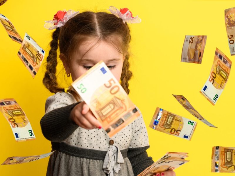 Den Traum vom Millionärs-Dasein haben wohl viele. Eine Finanzexpertin rechnet vor, wie man diesen Status mit dem Kindergeld erreichen könnte.