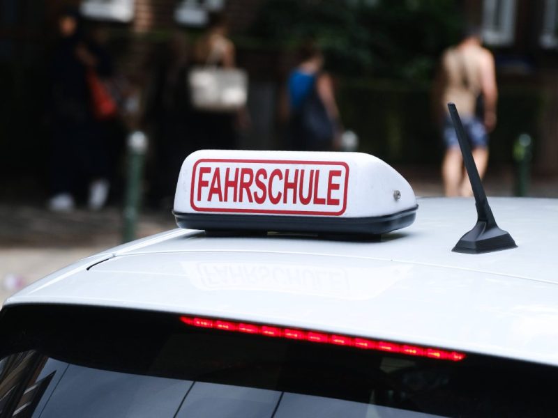 Wer heute seinen Führerschein macht, muss tief in die Tasche greifen. Für Empfänger des Bürgergelds werden die Kosten unter Voraussetzungen übernommen.