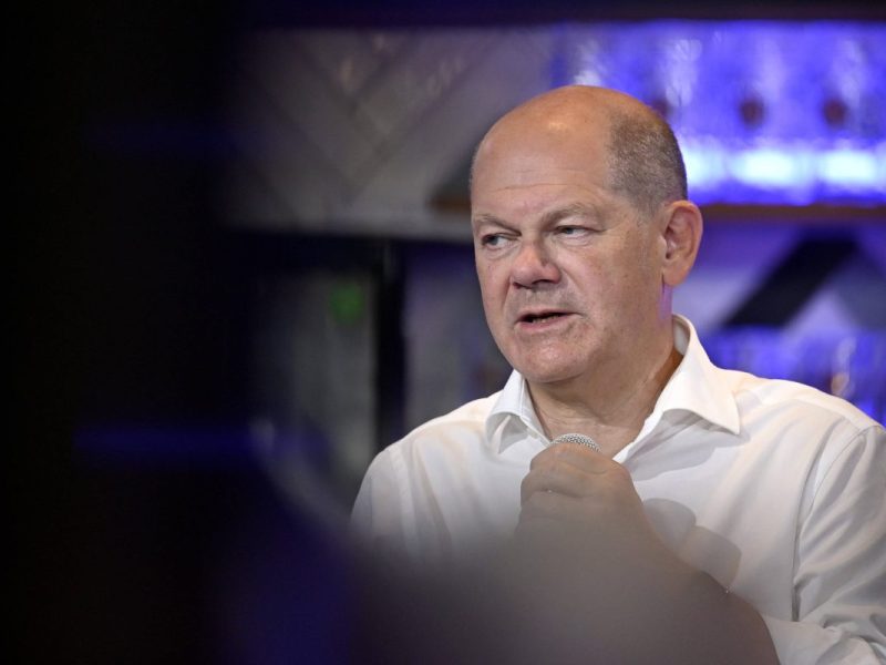 Scholz in Erklärungsnot! Er wird von einem Studenten mit Fragen zu den finanziellen Nöten der Studierenden und bedenklichen KfW-Kreditzinsen konfrontiert.