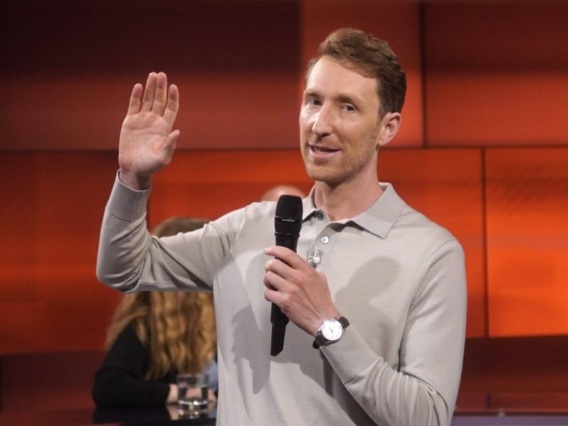 Hart aber fair-Studio mit Moderator Klamroth.