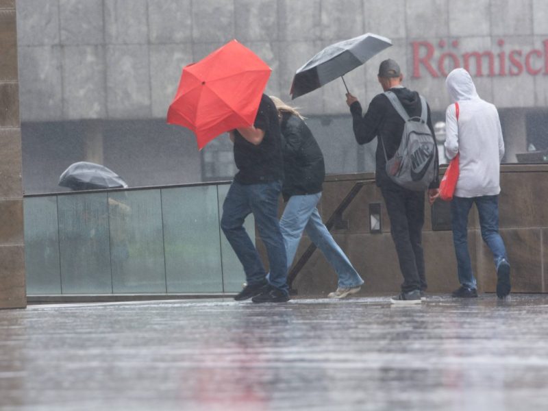 Der November bringt wohl das schlechte, herbstliche Wetter. Schuld daran ist ein Orkan im Atlantik, der Auswirkungen bis nach Deutschland und NRW hat.