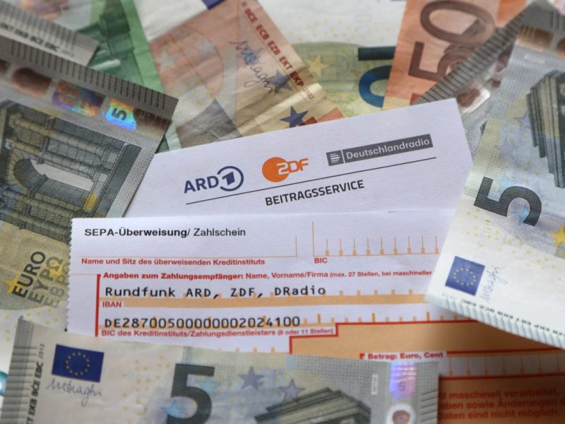 Haushalte zahlen jeden Monat Rundfunkgebühren für ARD, ZDF und Deutschlandfunk. Unter Bedingungen lassen sich die Kosten von der Steuer absetzen.