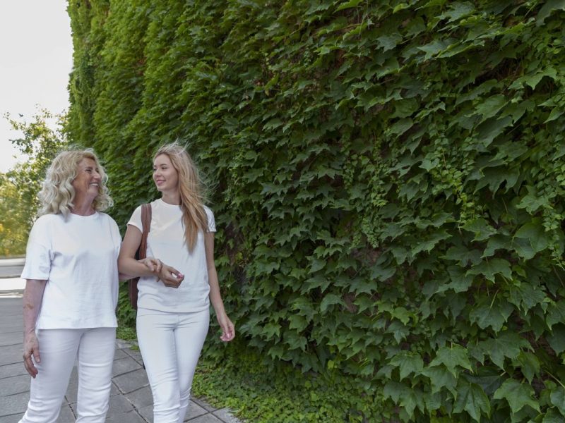 Viele Frauen leben trotz Rente in Altersarmut. Ein Experte klärt auf, was Frau beachten sollte und was ihr gefährlich werden kann.
