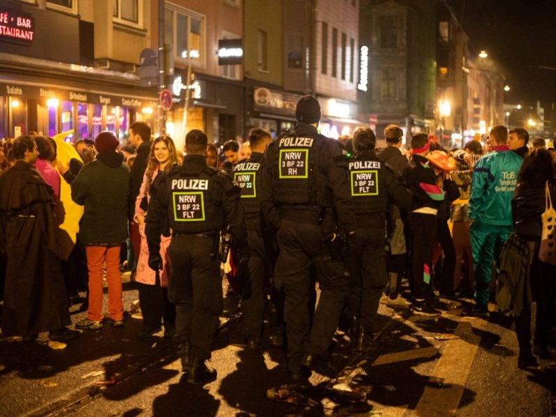 Saisonauftakt in Köln: Das bunte Treiben in der Domstadt am 11.11. wurde teilweise von turbulenten Zwischenfällen überschattet.