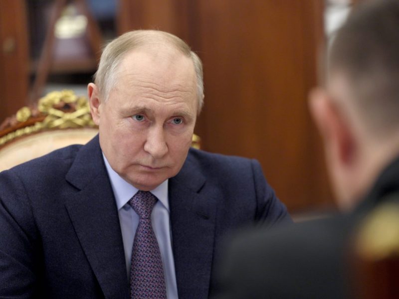 Sandra Maischberger diskutiert in ihrer Sendung mit ihren Gästen über die aktuellen Krisen und über die militärische Rolle Deutschlands im Ukraine-Krieg.