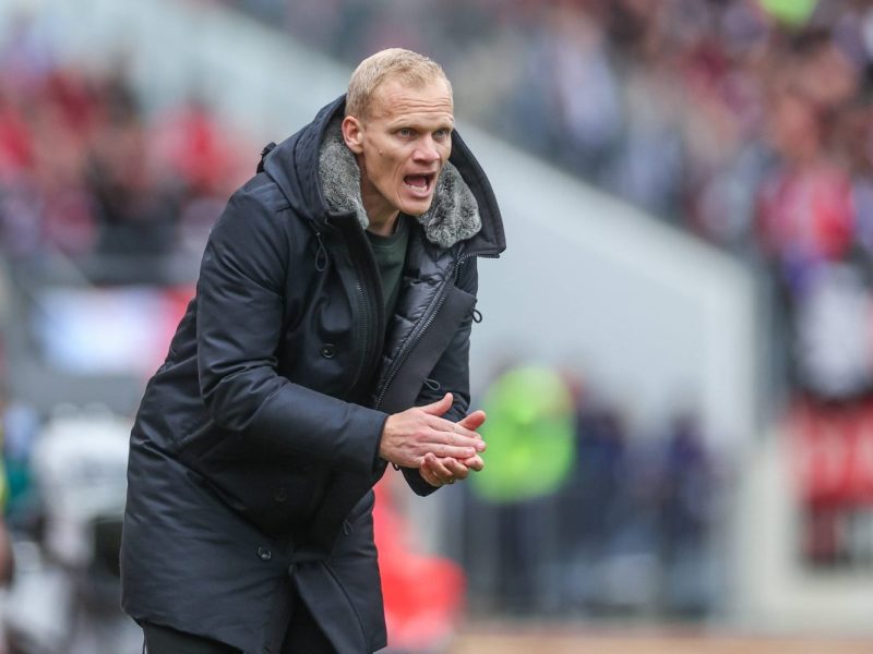 Karel Geraerts engagiert an der Seitenlinie des FC Schalke 04.