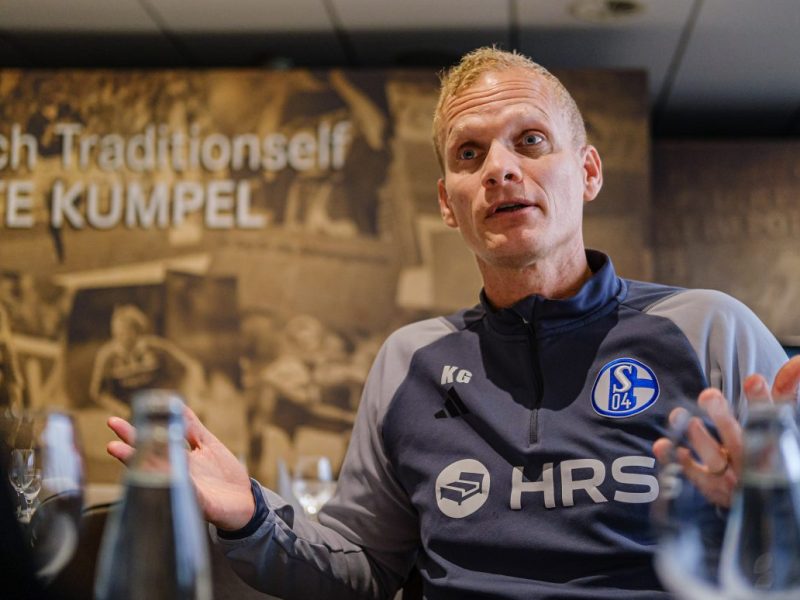 Karel Geraerts lässt Kritik beim FC Schalke 04 nicht einfach so stehen.