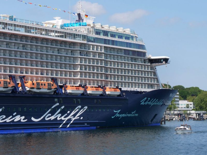 Ein Schiffs-Kapitän einer Kreuzfahrt startet irre Aktion Mitte auf der Reise.