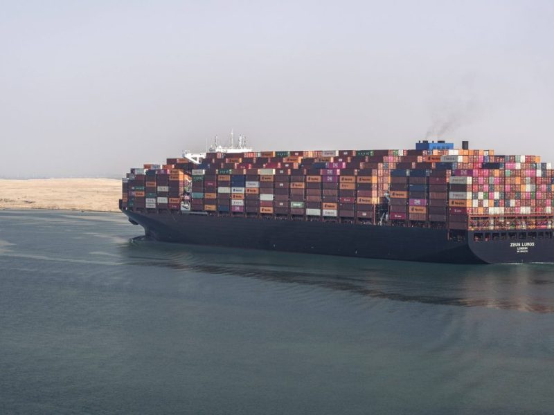 Frachter im Suezkanal