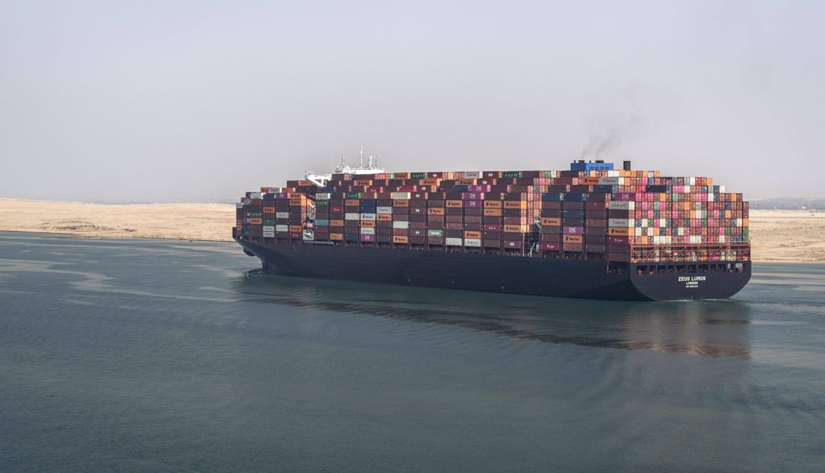 Frachter im Suezkanal