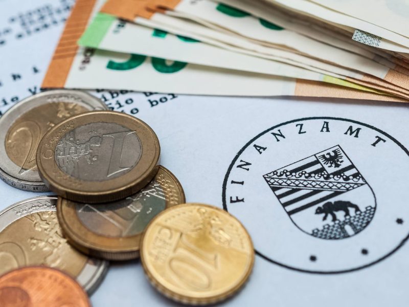 Hohe Lebensmittelpreise und steigende Energiekosten setzen den Geldbeutel unter Druck. Doch mit einigen Tricks können Sie selbst für Entlastung sorgen.