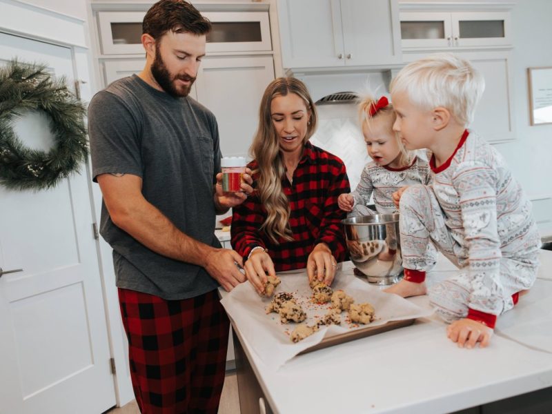 Weihnachten steht vor der Tür. Die SOS-Kinderdorf-Stiftung gibt Tipps für eine finanziell umsichtige Zeit, in der auch die Herzen reich beschenkt werden.