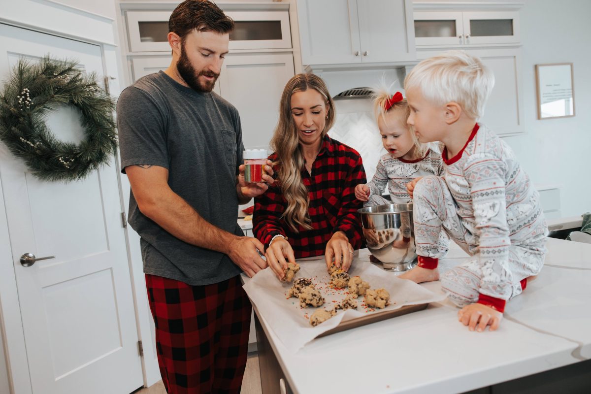 Weihnachten steht vor der Tür. Die SOS-Kinderdorf-Stiftung gibt Tipps für eine finanziell umsichtige Zeit, in der auch die Herzen reich beschenkt werden.