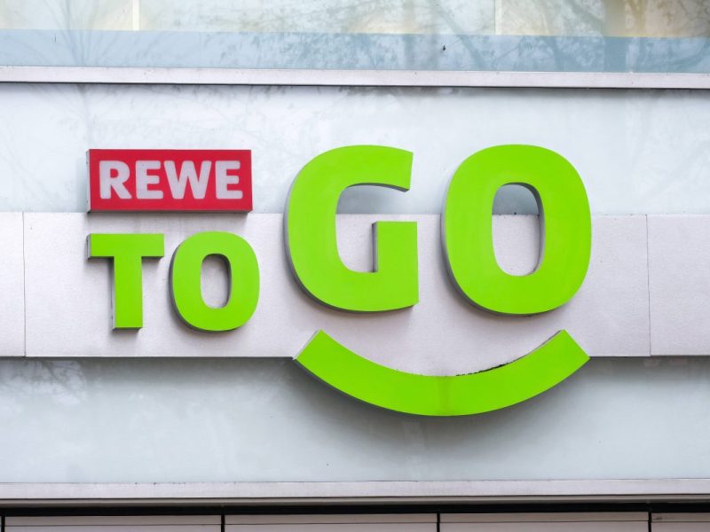Mit einem Schild ätzt der Supermarkt Rewe gegen ganz bestimmte Kunden.