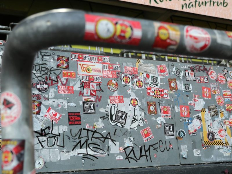 Fußball-Sticker sind rechts? Vereine und Fans wehren sich gegen die Vorfälle.