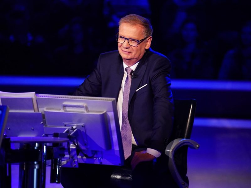 Bei „Wer wird Millionär“ hat Günther Jauch schon einiges erlebt. Doch dieses skurrile Geschenk raubt selbst ihm den Atem.