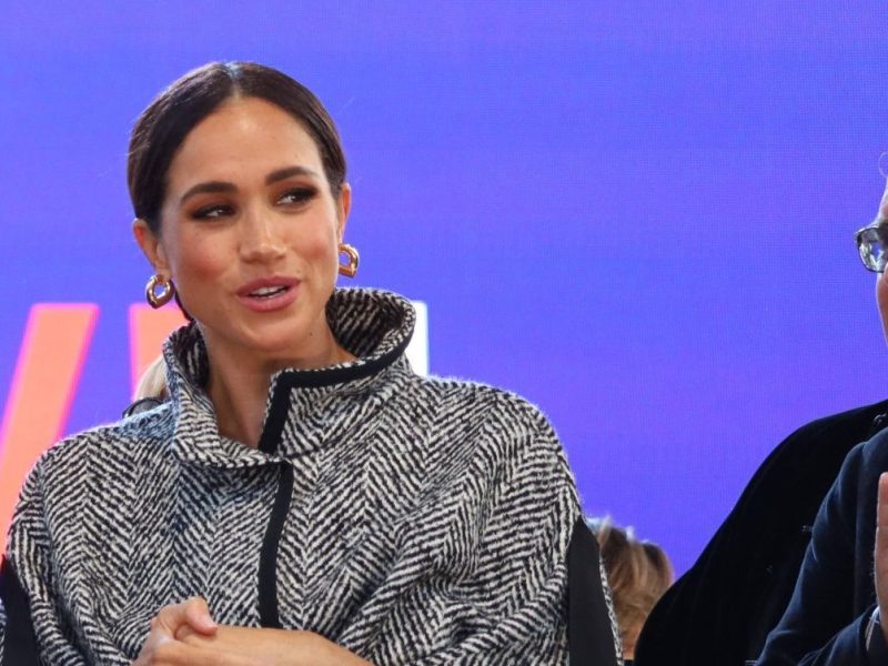 Bisher zeigte sich Meghan Markle von den aktuellen Skandalen unbeeindruckt. Doch jetzt sendet sie mit DIESEM Schmuckstück eine Botschaft!