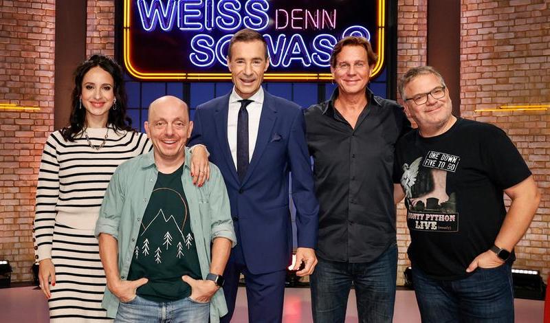 Große Aufregung im ARD-Studio: Warum ausgerechnet Bernhard Hoëcker seinem Mitstreiter Elton 500 Euro zuspielt, erfährst du HIER!
