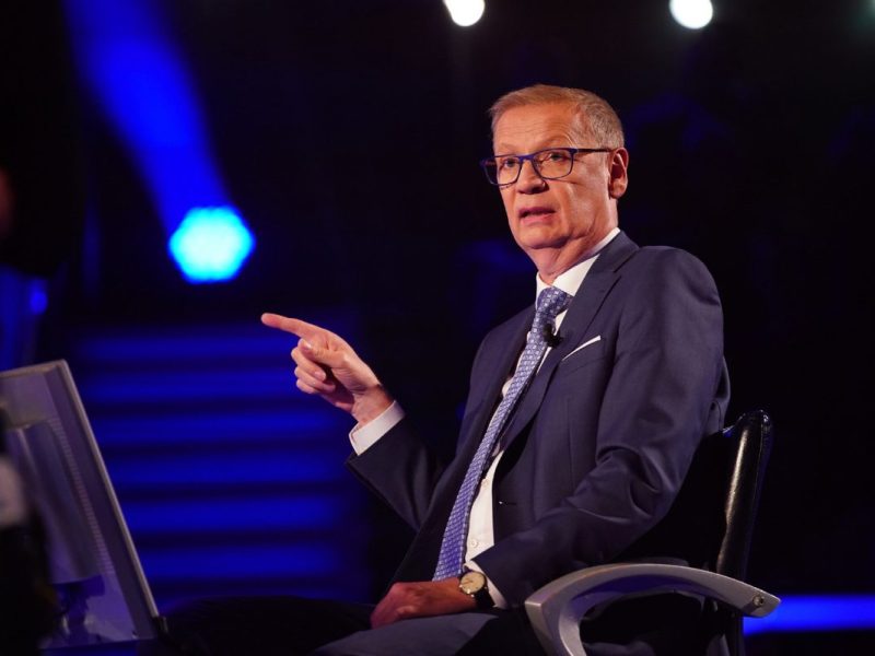 Günther Jauch lädt zur Weihnachtsausgabe von „Wer wird Millionär“ ein, doch eine kuriose Panne bringt den Moderator aus der Fassung.