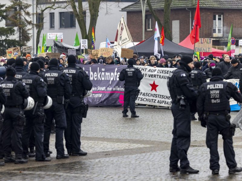 In Duisburg protestieren Tausende gegen einen AfD-Empfang.