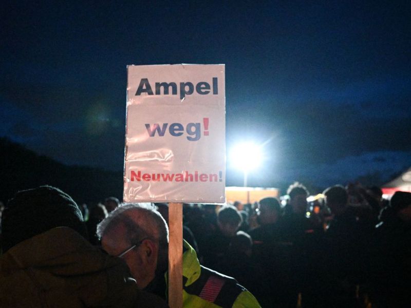 Ein Polizist versuchte bei dem Ansturm der Bauern auf die Habeck-Fähre einzugreifen.