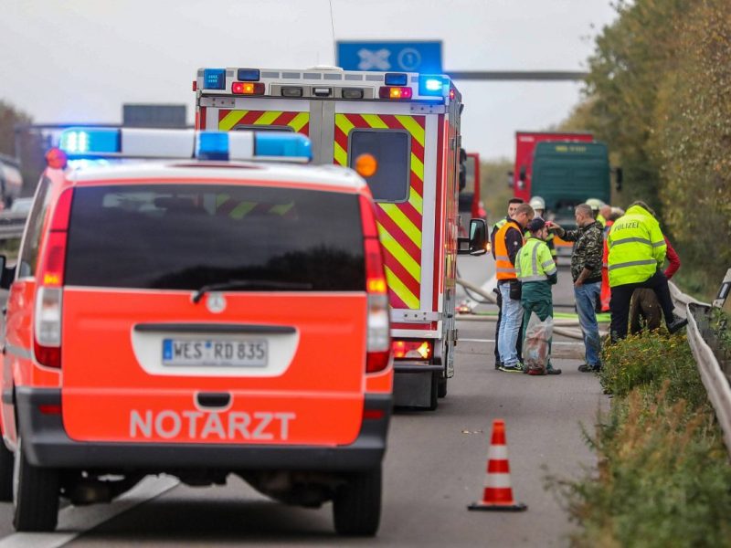A42 im Ruhrgebiet: 19-Jährige nach Unfall schwer verletzt. Autobahn gesperrt.