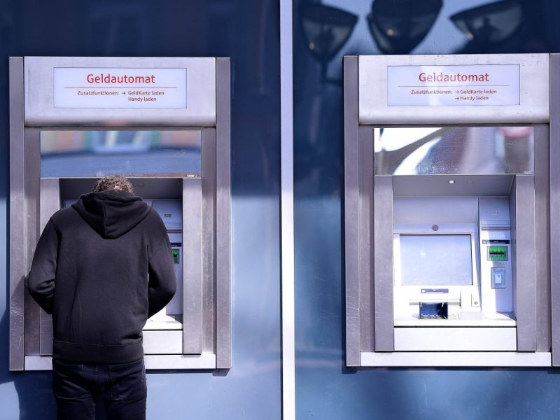 Sparkassen-Kunden sollten ihrem Berate nicht blind vertrauen.