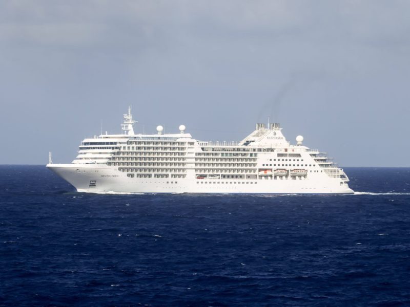 Kreuzfahrt-Schiff muss wegen Angriffen von Rebellen im Roten Meer seine Route ändern.