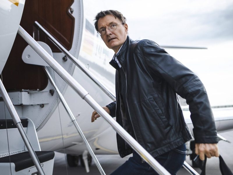 Lauterbach für Flug in der Kritik.