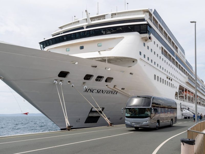 Die MSC Sinfonia ist am Samstag (6. Januar) in einen Yachthafen getrieben und hat diesen beschädigt.