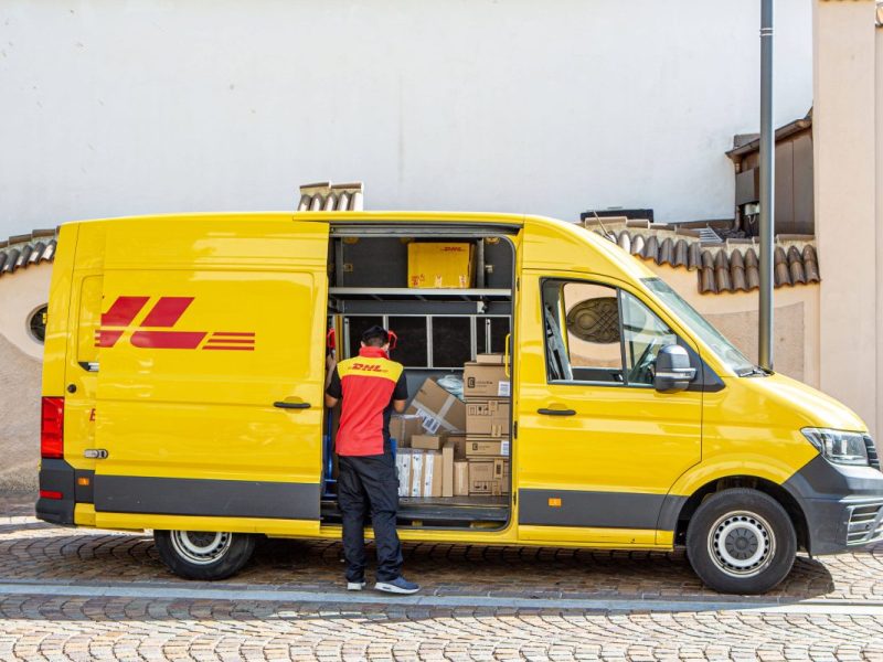 Ein DHL-Bote wehrt sich gegen Kritik.