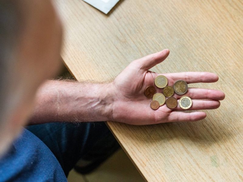 Ein Bürgergeld-Empfänger hat meist nur wenig Geld zur Verfügung.