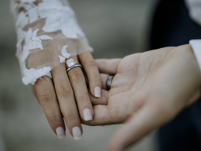 Braut verlangt Eintritt für ihre Hochzeit.