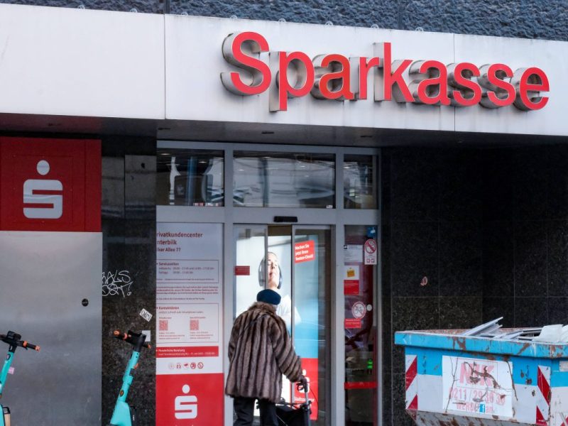 Kunden von Sparkasse, Commerzbank und Co. wurden durch die Regierung eine wichtige Kontofunktion gestrichen.