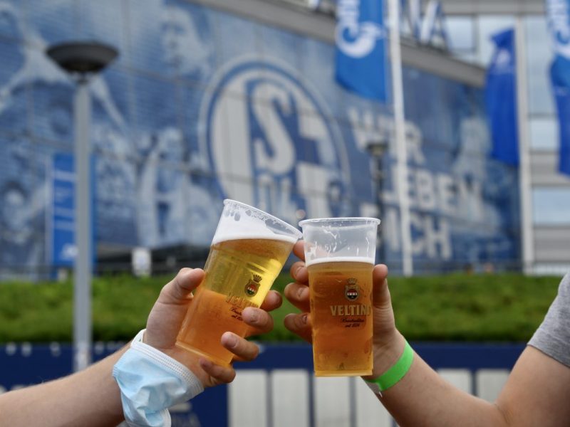 Beim FC Schalke 04 könnte das Bier bald teurer werden.
