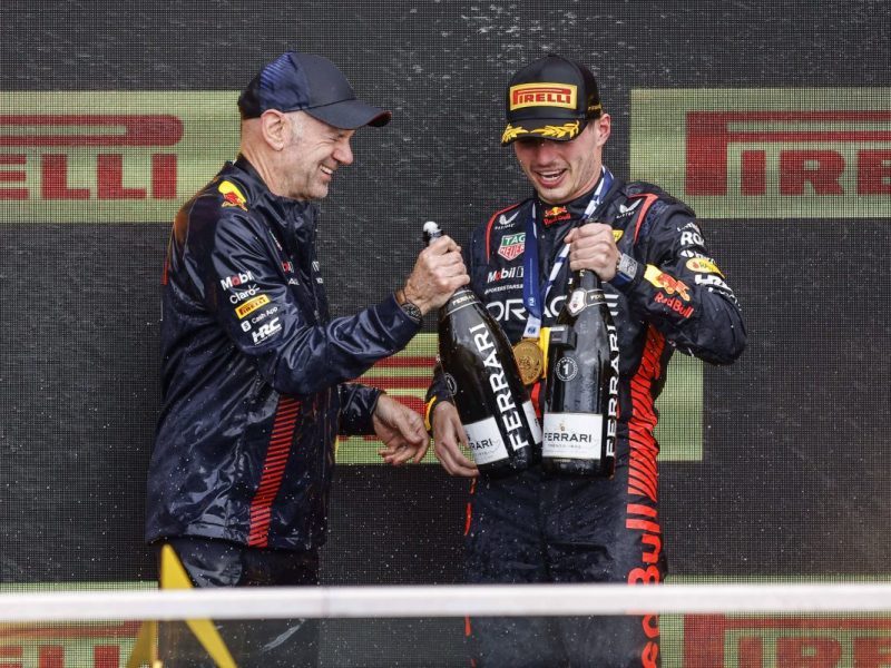 Max Verstappen feiert einen Formel-1-Sieg mit Adrian Newey.