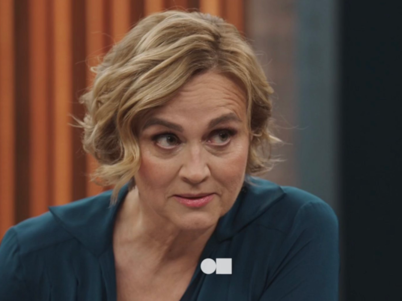 ARD-Talkerin Miosga und ihr Logo.