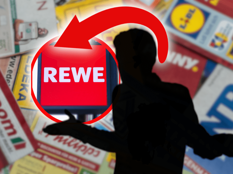 Supermarktprospekte hinter Rewe-Logo und ratlosem Mann.