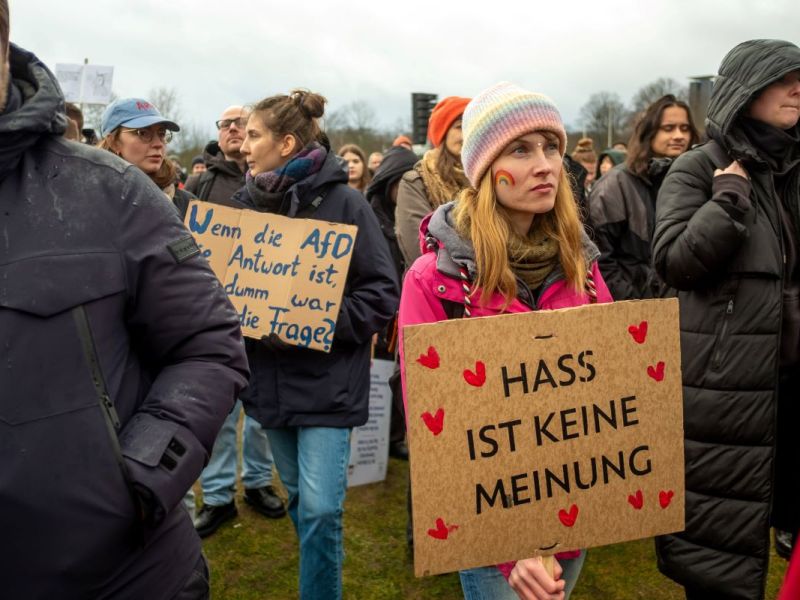 Junge Frauen wählen links, Gen-Z-Männer driften aber nach rechts zu Parteien wie der AfD ab.