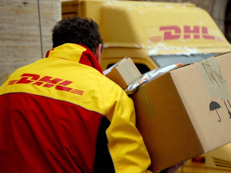 DHL-Bote mit Paketen.