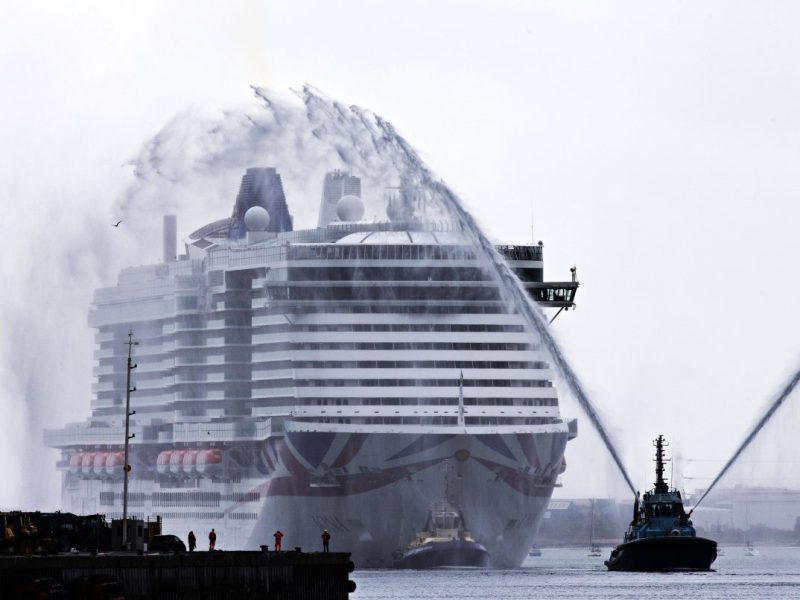 Ein Kreuzfahrt-Schiff aus England hält nicht im Hamburger Hafen. So wie es eigentlich geplant war.