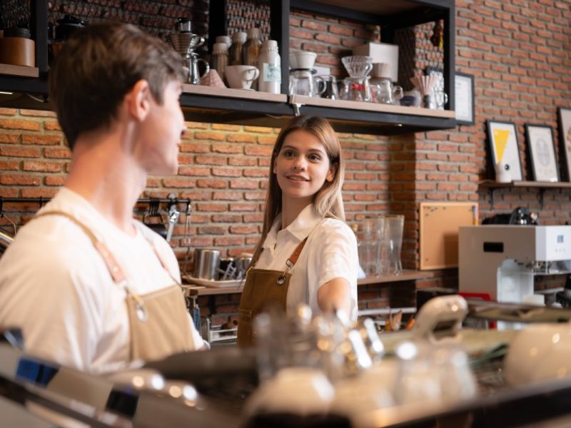 Sozialrichter fordert die Abschaffung von Minijobs, Subventionen für Teilzeitarbeit und Änderungen am Familiensplitting, um dem Fachkräftemangel entgegenzuwirken.