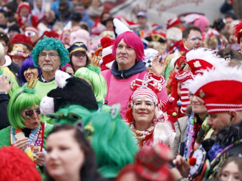 Karneval in NRW trifft auf Grippewelle. Ein Arzt mit dringender Warnung.