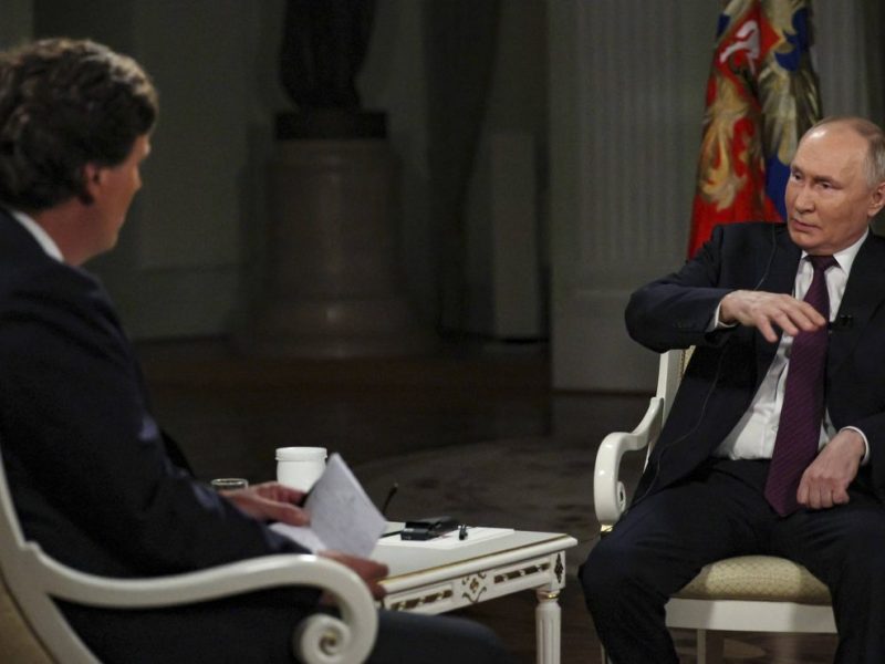 Tucker Carlson mit Wladimir Putin