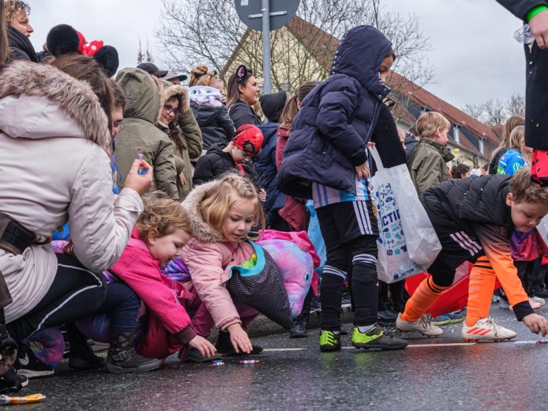Bei einem Karnevalsumzug in NRW wurden fragwürdige Süßigkeiten geworfen.